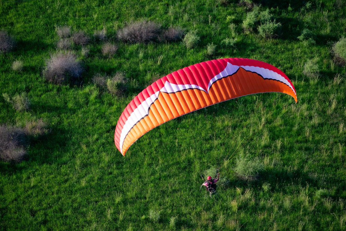 ÎNSCRIE-TE LA CURSURILE DE ZBOR CU PARAMOTOR DIN NOIEMBRIE 2025 la BRASOV!